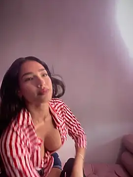 DulceLenns online show from November 2025 06:18:02 PM