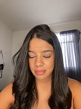 Snapshot of trianawhite chatting on November 2025 03:45:02 PM trianawhite online show from November 2025 03:45:02 PM