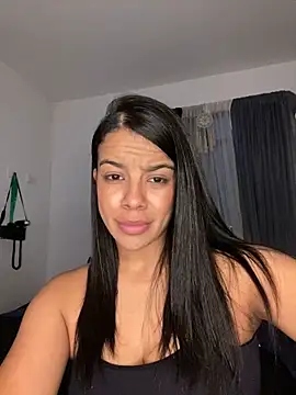 Snapshot of trianawhite chatting on November 2025 12:32:01 AM trianawhite online show from November 2025 12:32:01 AM