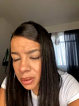 Snapshot of trianawhite chatting on November 2025 05:23:02 PM trianawhite online show from November 2025 05:23:02 PM