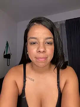 Snapshot of trianawhite chatting on November 2025 02:13:01 AM trianawhite online show from November 2025 02:13:01 AM