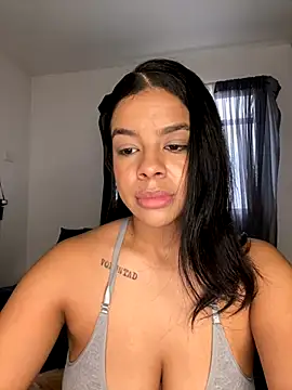 Snapshot of trianawhite chatting on November 2025 03:25:01 PM trianawhite online show from November 2025 03:25:01 PM