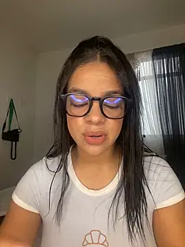 Snapshot of trianawhite chatting on December 2025 03:18:02 PM trianawhite online show from December 2025 03:18:02 PM