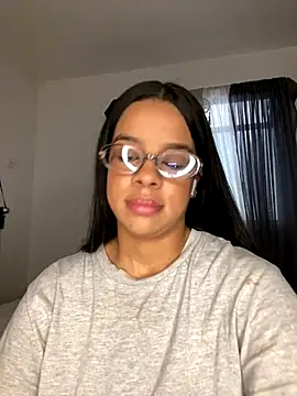 Snapshot of trianawhite chatting on December 2025 03:32:01 PM trianawhite online show from December 2025 03:32:01 PM