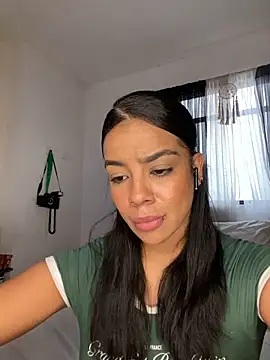 Snapshot of trianawhite chatting on December 2025 04:25:01 PM trianawhite online show from December 2025 04:25:01 PM