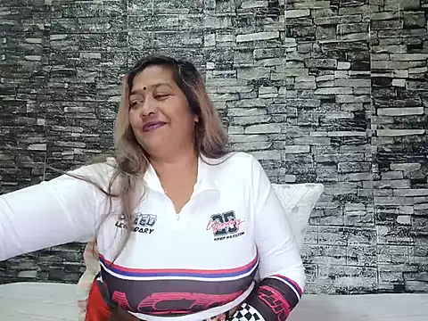 Snapshot of Mammabear_4u chatting on June 2026 05:37:01 PM Mammabear 4u online show from June 2026 05:37:01 PM