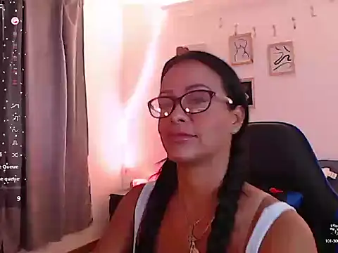Snapshot of emmily_castro chatting on October 2025 01:08:02 PM emmily castro online show from October 2025 01:08:02 PM