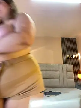 Snapshot of EYMI_TOMSOM chatting on March 2025 11:40:02 AM EYMI TOMSOM online show from March 2025 11:40:02 AM