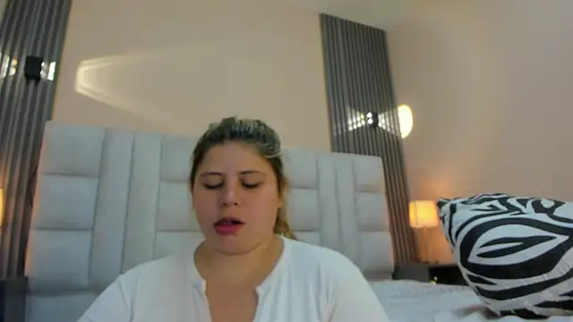 Snapshot of EYMI_TOMSOM chatting on December 2025 10:35:02 AM EYMI TOMSOM online show from December 2025 10:35:02 AM