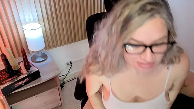 MarianL0ve online show from November 2025 12:13:01 PM