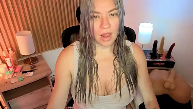 Snapshot of MarianL0ve chatting on May 2026 11:10:01 PM MarianL0ve online show from May 2026 11:10:01 PM