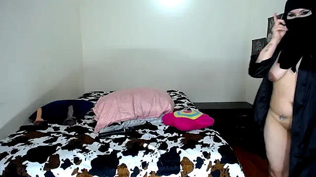 evelyn  salah online show from March 2025 04:26:01 AM