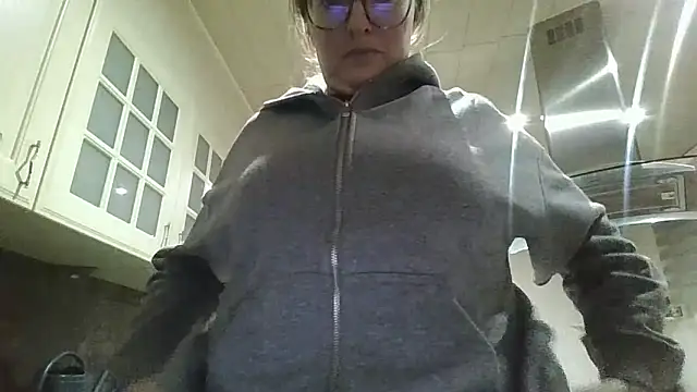 Snapshot of LiquidLeonie chatting on March 2026 05:32:02 AM LiquidLeonie online show from March 2026 05:32:02 AM