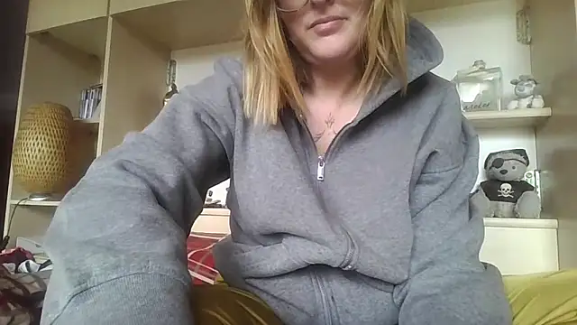 Snapshot of LiquidLeonie chatting on March 2026 12:32:01 PM LiquidLeonie online show from March 2026 12:32:01 PM