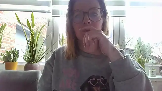 Snapshot of LiquidLeonie chatting on April 2026 07:50:02 AM LiquidLeonie online show from April 2026 07:50:02 AM