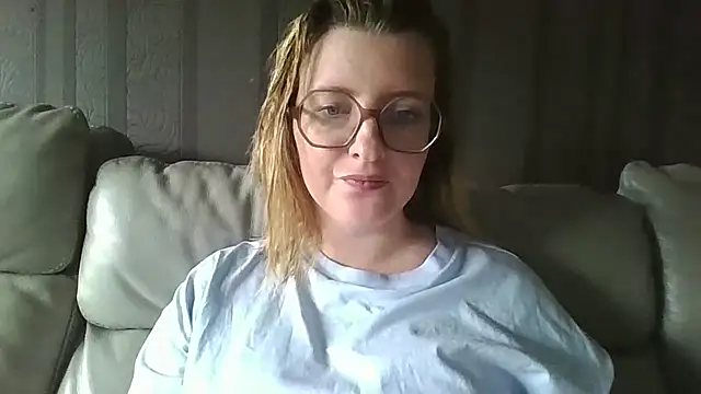 Snapshot of LiquidLeonie chatting on April 2026 10:12:02 AM LiquidLeonie online show from April 2026 10:12:02 AM