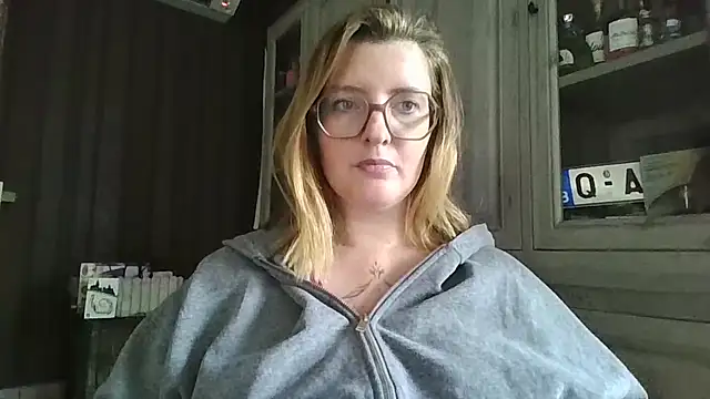 Snapshot of LiquidLeonie chatting on April 2026 09:21:01 AM LiquidLeonie online show from April 2026 09:21:01 AM