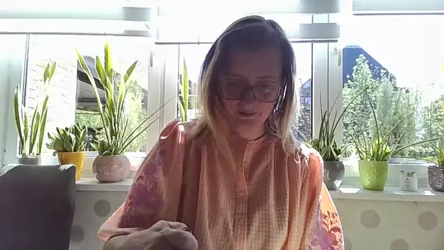 Snapshot of LiquidLeonie chatting on April 2026 09:33:02 AM LiquidLeonie online show from April 2026 09:33:02 AM