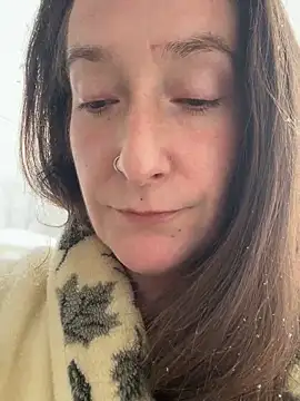 Snapshot of Mini_And_The_Bear chatting on April 2026 05:10:01 PM Mini And The Bear online show from April 2026 05:10:01 PM