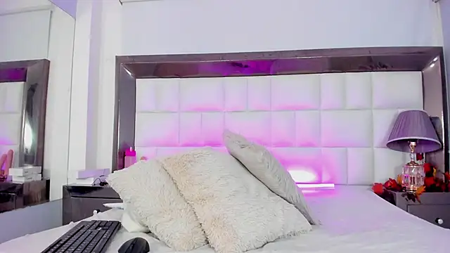 Snapshot of MiaConte chatting on December 2024 01:29:01 AM MiaConte online show from December 2024 01:29:01 AM