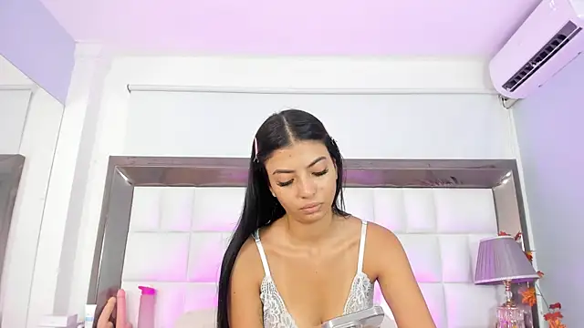 Snapshot of MiaConte chatting on December 2024 07:15:02 PM MiaConte online show from December 2024 07:15:02 PM