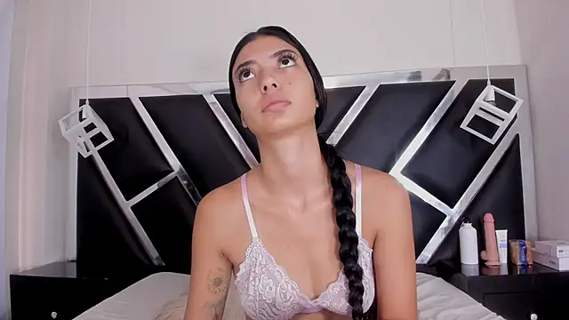 Snapshot of MiaConte chatting on December 2024 12:33:02 PM MiaConte online show from December 2024 12:33:02 PM