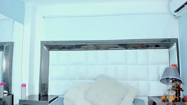 Snapshot of MiaConte chatting on January 2025 07:08:01 PM MiaConte online show from January 2025 07:08:01 PM