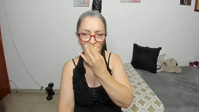 Snapshot of D-yanamilf chatting on October 2025 08:15:02 AM D-yanamilf online show from October 2025 08:15:02 AM