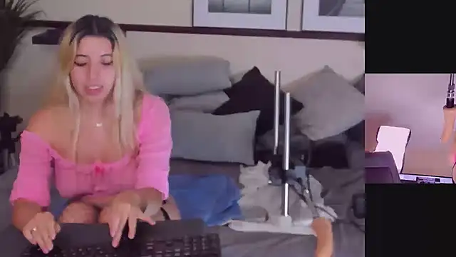 Snapshot of Lizzy_Lace chatting on January 2025 06:56:01 AM Lizzy Lace online show from January 2025 06:56:01 AM