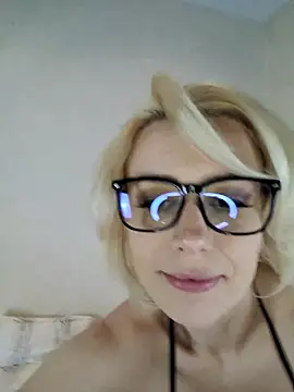 Snapshot of AureliaDoux chatting on February 2025 08:21:01 PM AureliaDoux online show from February 2025 08:21:01 PM