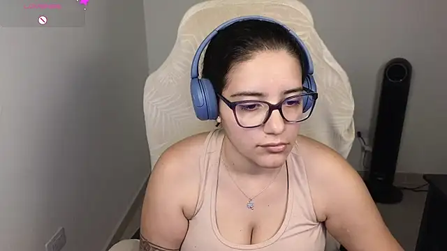 Snapshot of blue__moon_ chatting on November 2025 01:15:01 AM blue moon online show from November 2025 01:15:01 AM