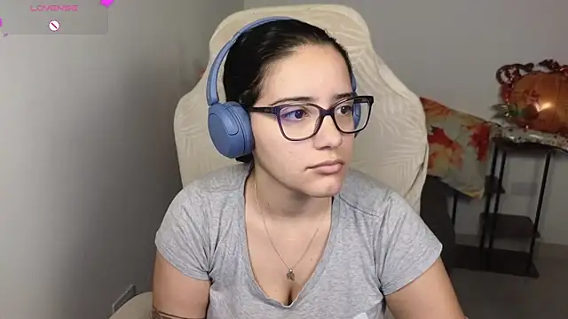 Snapshot of blue__moon_ chatting on November 2025 06:22:02 PM blue moon online show from November 2025 06:22:02 PM