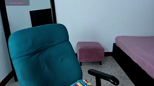 Snapshot of MaiaPetitte_ chatting on December 2024 01:25:01 PM MaiaPetitte online show from December 2024 01:25:01 PM