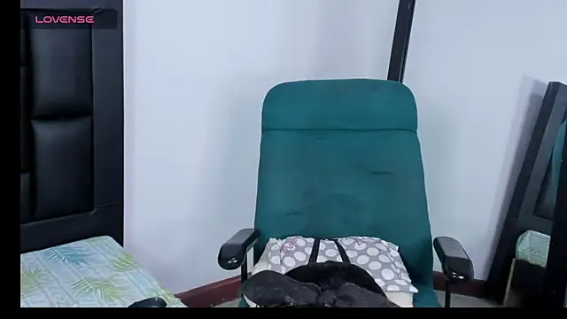 Snapshot of MaiaPetitte_ chatting on January 2026 09:50:01 PM MaiaPetitte online show from January 2026 09:50:01 PM