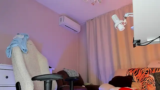 Snapshot of EmilyAden chatting on April 2026 07:58:02 PM EmilyAden online show from April 2026 07:58:02 PM