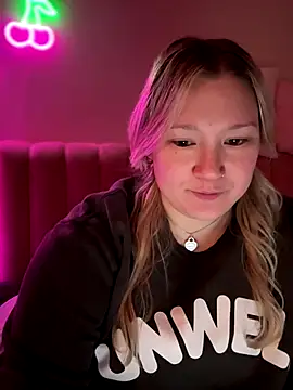 PiggyRose online show from December 2025 03:45:02 AM