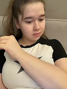 Snapshot of HornyGirlH chatting on April 2026 04:27:01 AM HornyGirlH online show from April 2026 04:27:01 AM