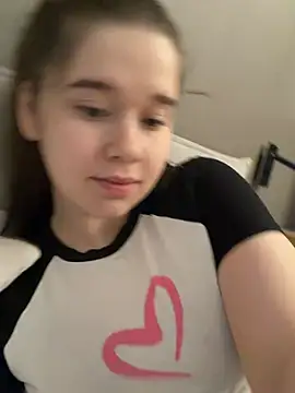 Snapshot of HornyGirlH chatting on April 2026 03:15:01 AM HornyGirlH online show from April 2026 03:15:01 AM