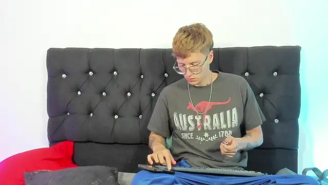 Snapshot of A_sexy_couple__ chatting on October 2025 01:59:02 AM A sexy couple   online show from October 2025 01:59:02 AM