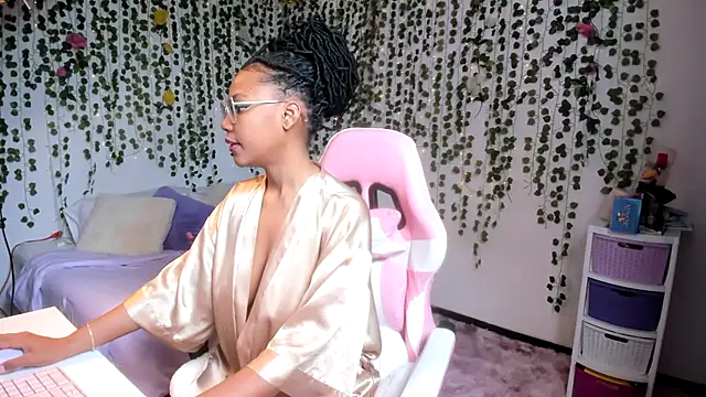 Snapshot of violeta_milleer chatting on November 2025 03:34:02 PM violeta milleer online show from November 2025 03:34:02 PM