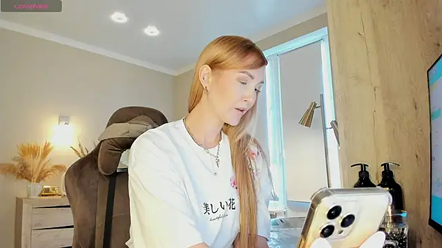 Snapshot of HotyPlays chatting on March 2026 11:05:02 AM HotyPlays online show from March 2026 11:05:02 AM