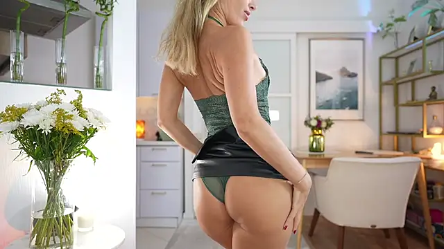 Snapshot of IamRealSugar chatting on October 2025 02:15:01 PM IamRealSugar online show from October 2025 02:15:01 PM