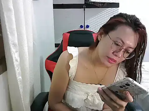 crizzybel online show from September 2025 03:45:01 PM