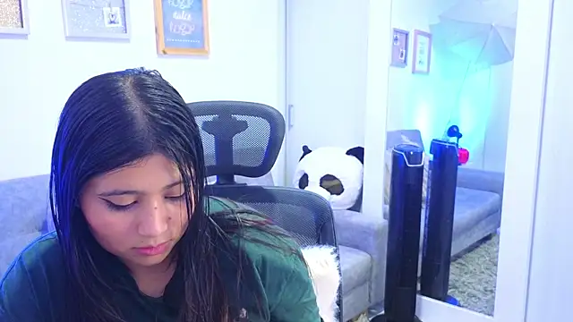 annylouis online show from November 2025 07:32:02 PM