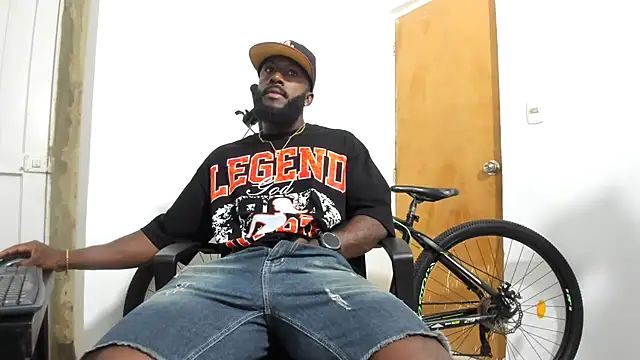 Snapshot of DaleHamilton chatting on December 2024 03:40:01 AM DaleHamilton online show from December 2024 03:40:01 AM