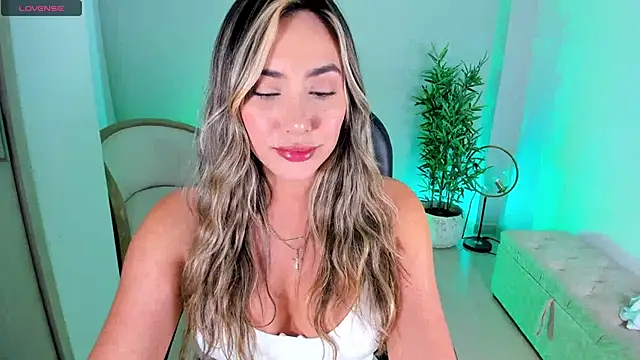 NiaBennet  online show from October 2025 10:08:01 PM