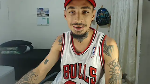 Snapshot of emiliano_hottt chatting on April 2026 01:29:01 AM emiliano hottt online show from April 2026 01:29:01 AM