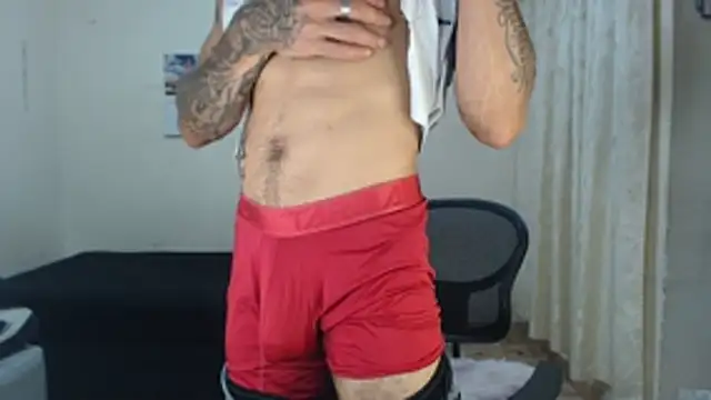 Snapshot of emiliano_hottt chatting on April 2026 12:29:02 PM emiliano hottt online show from April 2026 12:29:02 PM