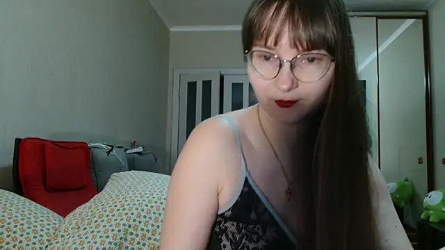 Snapshot of KiraGoldens chatting on April 2026 07:03:02 AM KiraGoldens online show from April 2026 07:03:02 AM