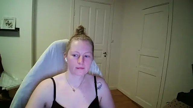 Girlnina-1995 online show from March 2026 09:33:01 PM